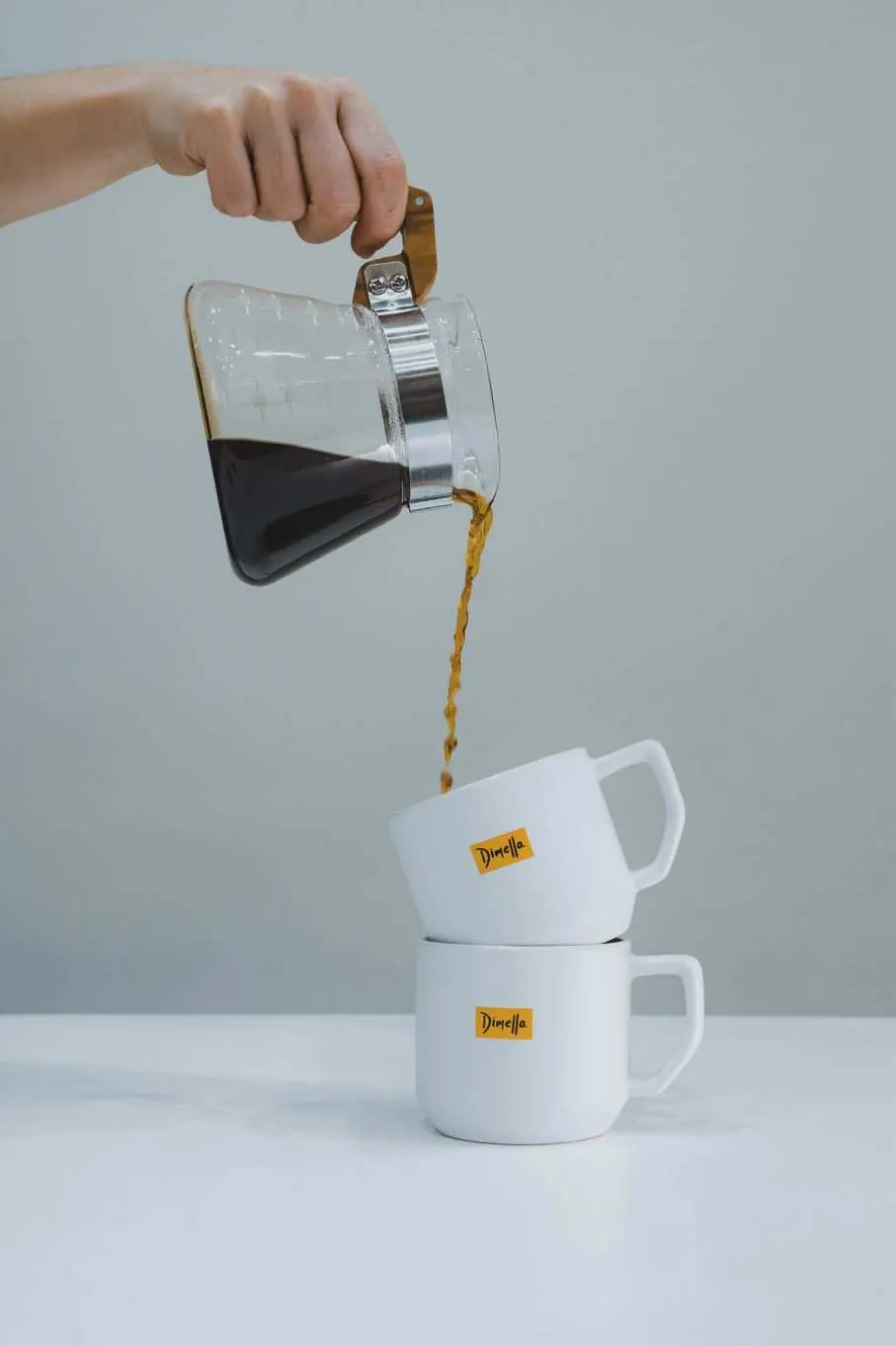 Kaffee wird in Tassen gegossen