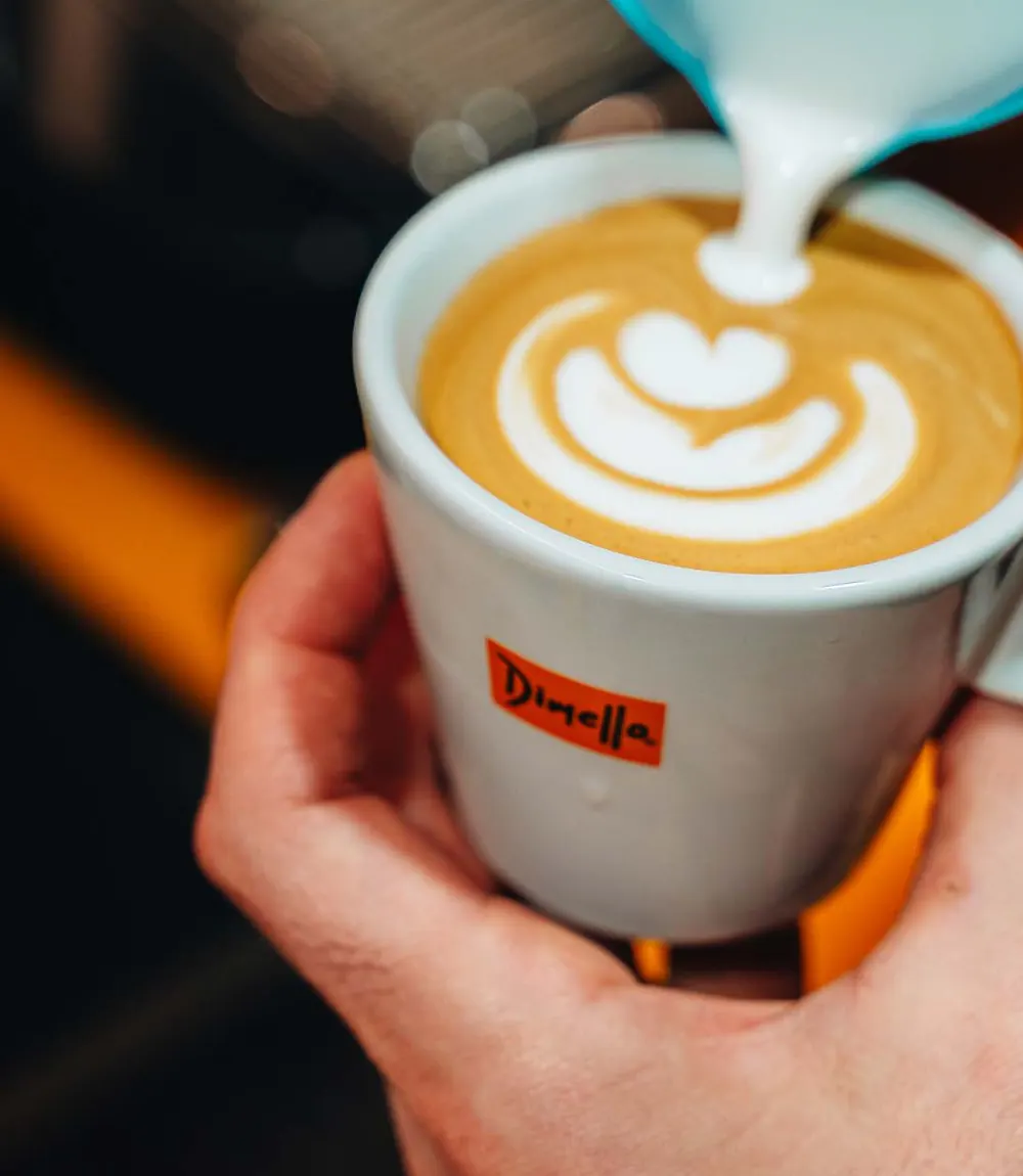 Latte Art in einem Dimello-Becher