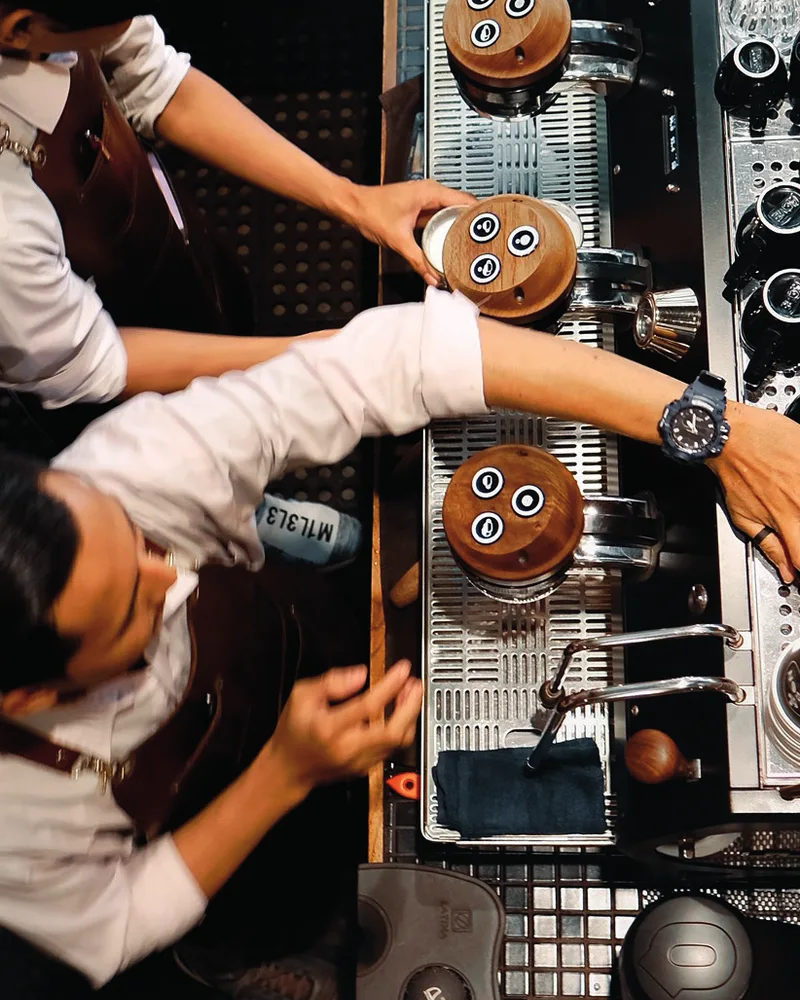 Baristas arbeiten mit PUQpress